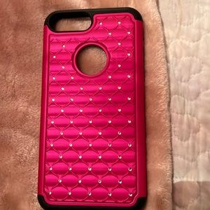 IPhone 7 Plus pink with rhinestones and rubber piece in the middle. Shockproof.